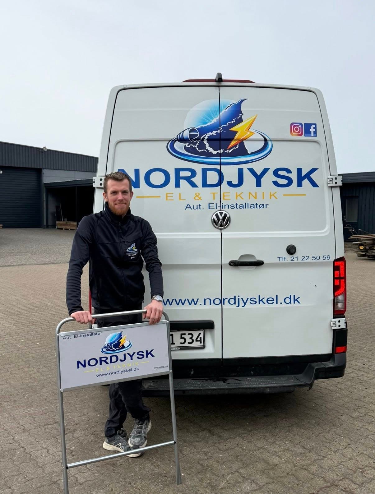Emil Benktsson foran Nordjysk El & Teknik servicevogn